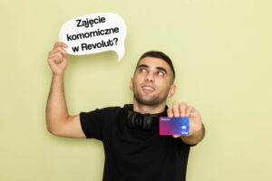Mężczyzna z kartą revolut zastanawiający się, czy konto revolut może zająć komornik.