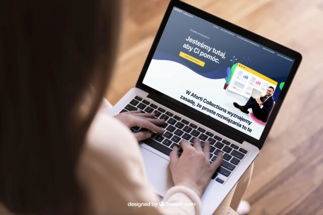 Kobieta przegląda stronę Aforti Collections na ekranie laptopa.