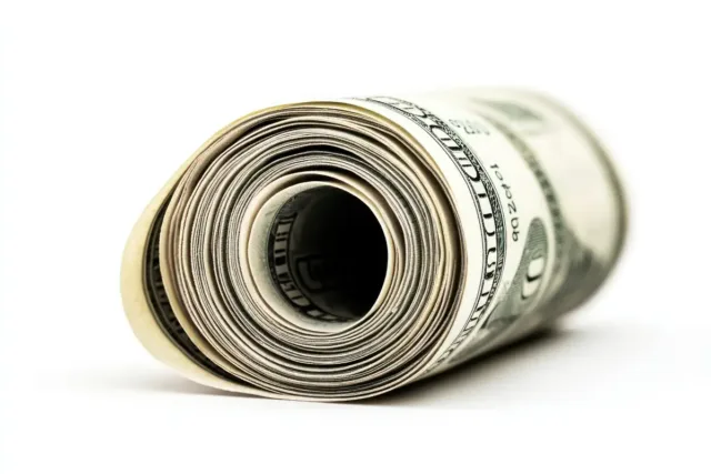 Banknoty zrolowane oraz spięte gumką.